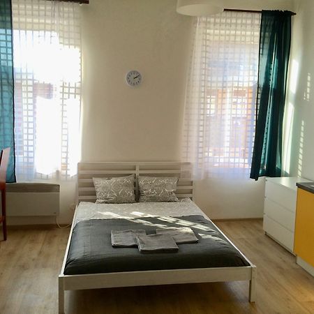 Residence Vita Nejedleho Praga Esterno foto